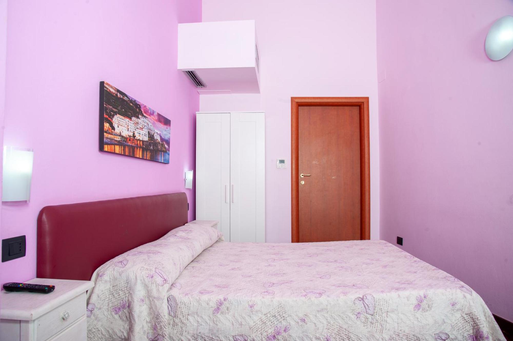 Palazzo Carafa Della Spina And 3* Napels